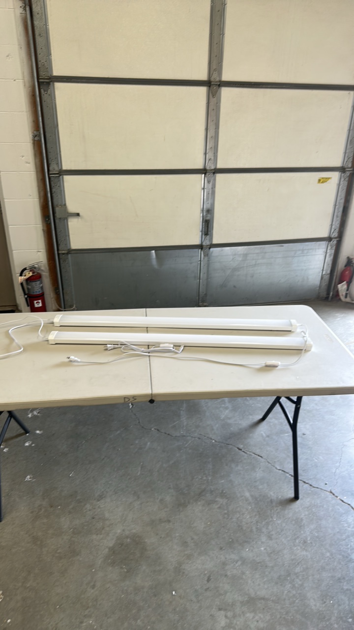 Pair of 4 ft linkable wraparound shop light