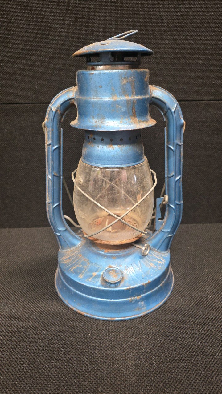 Rustic Vintage Dietz No. 8 Air Pilot Blue Kerosene Lantern w Clear Glass Globe