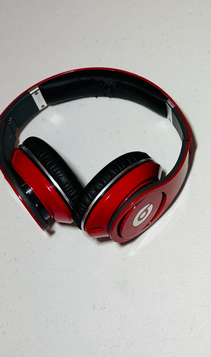 RED Beats Studio by Dr. Dre Studio