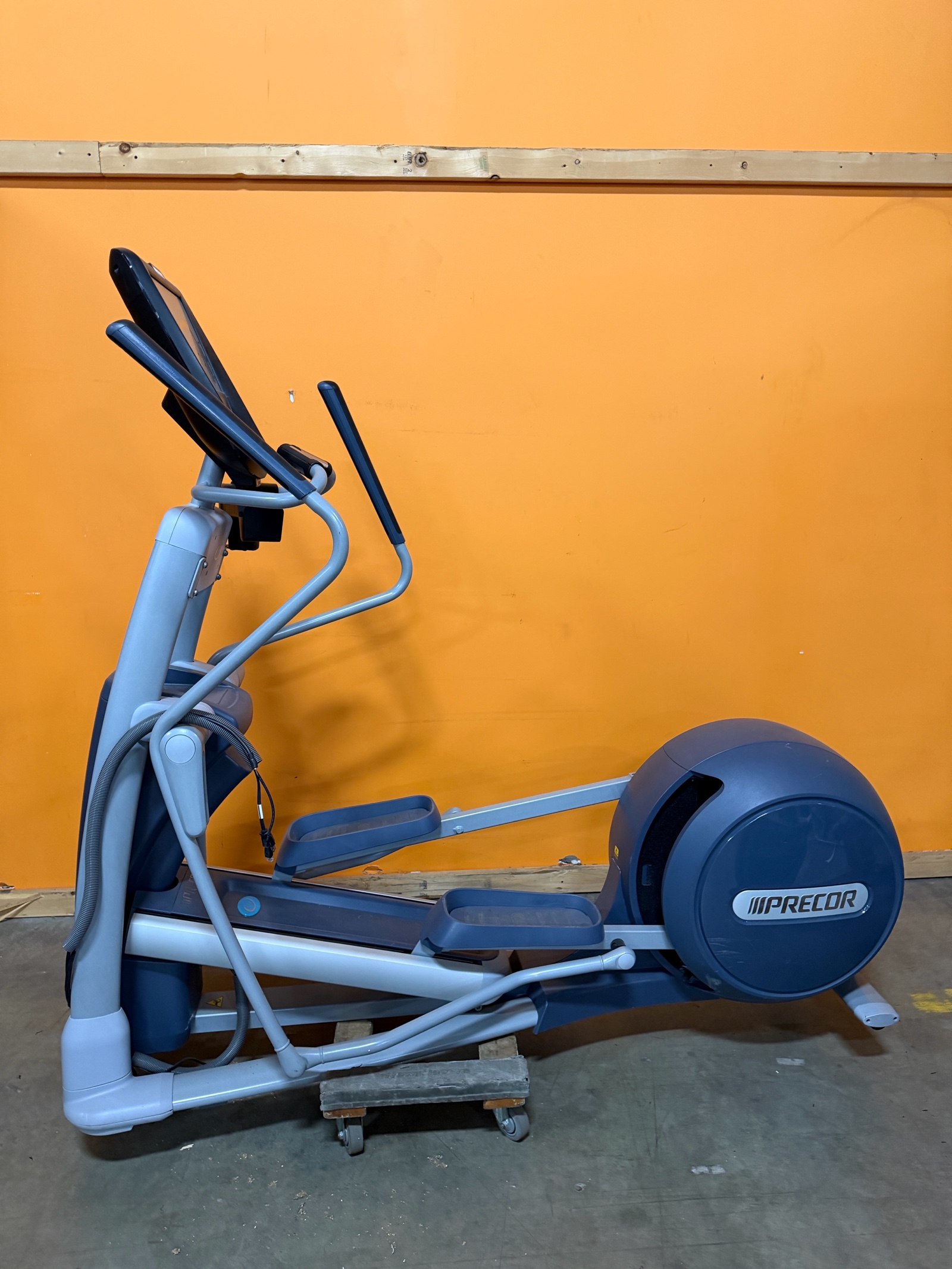 Precor Elliptical Trainer - Commercial Cardio Machine (Powers On, Parts  Repair)