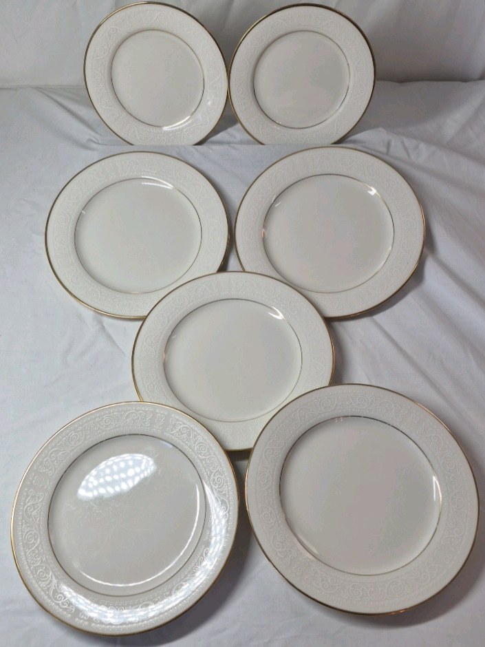 Noritake Tulane Ivory China Dinner Plates