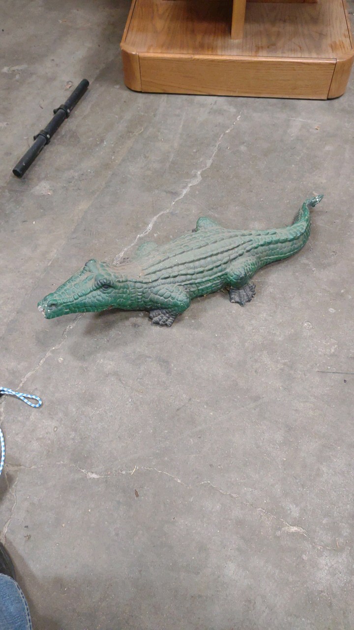 alligator statue