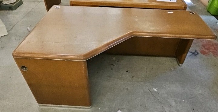 very heavy desk with Outlets