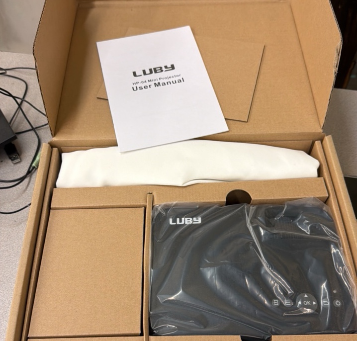 HP  04 mini projector by LUBY brand new