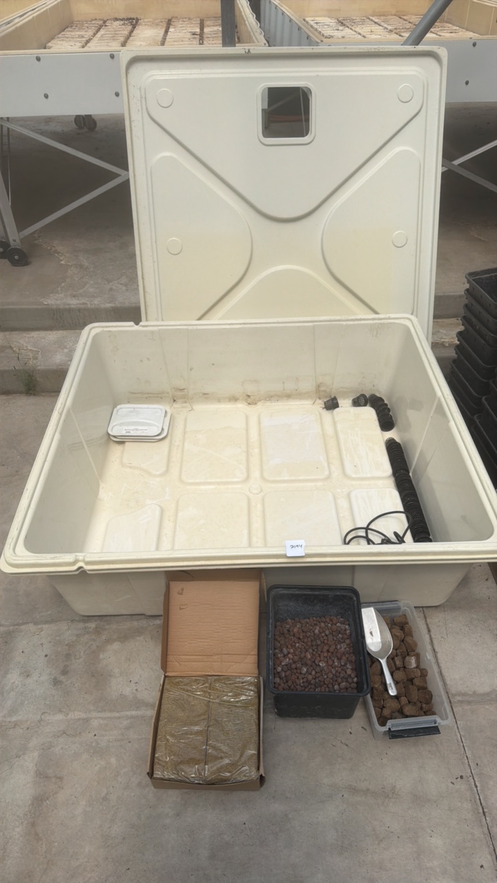 Hydroponic Reservoir & Growing lot