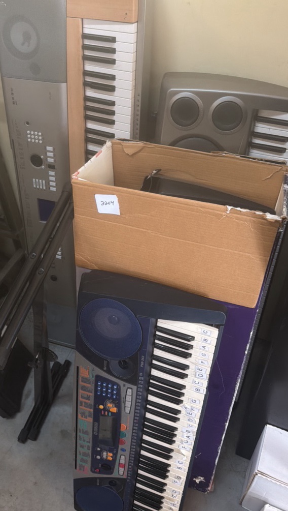 Lot of electronic key boards