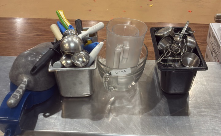 measuring cupsbowls