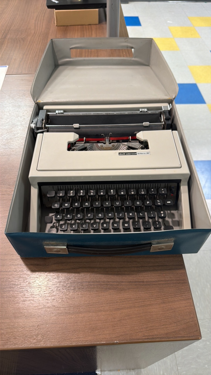 OLIVETTI  Underwood LETTERA 31 typewriter with case