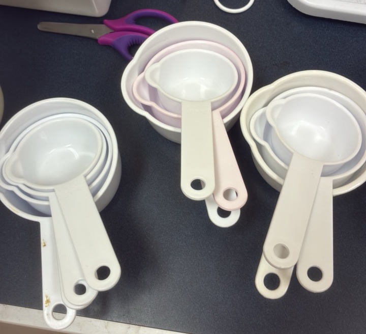 miscellaneous measuring cups and dish rack