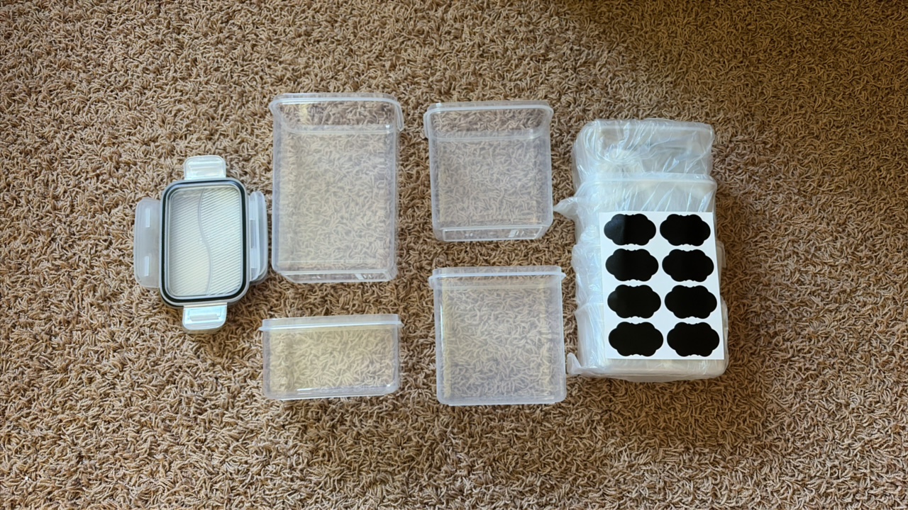 8-Pack - Plastic Food Storage With Snap On Lids. 2- 8-cup  4- 6-cup  2- 3cup  8 snap on lids
