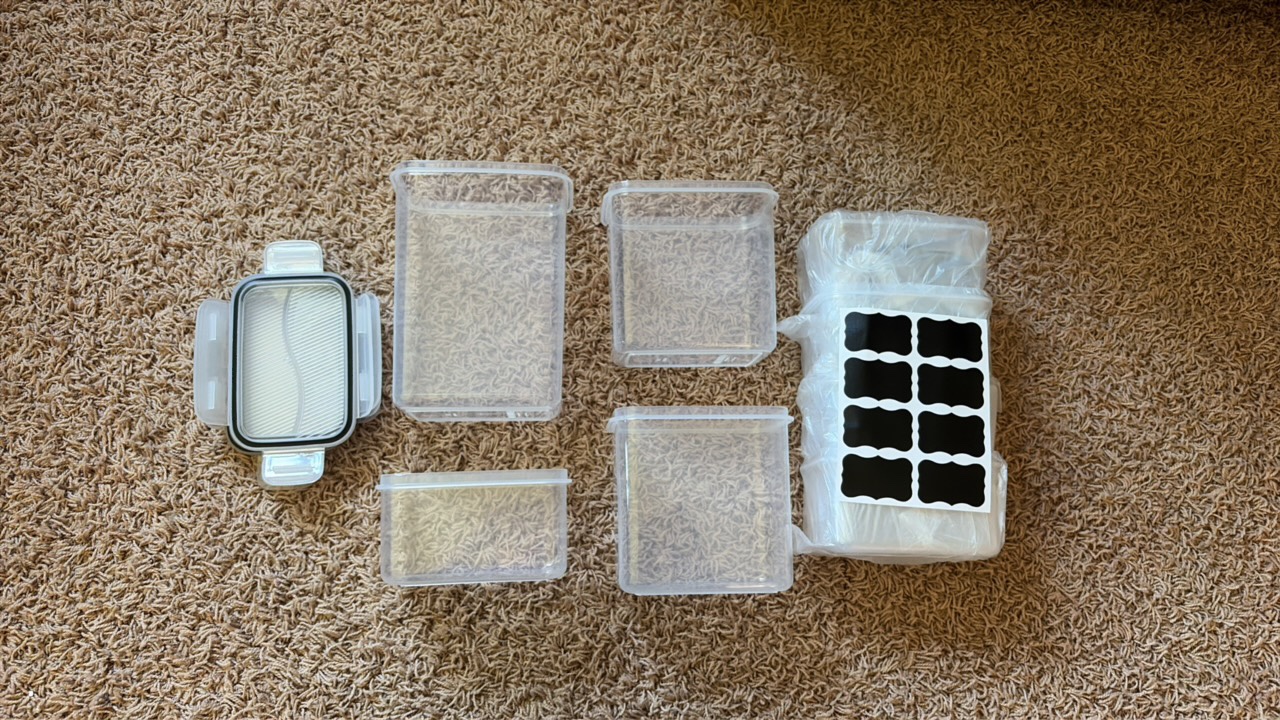 8-Pack - Plastic Food Storage With Snap on Lids. 2- 8-cup  4- 6cup  2- 3 Cup  8 Snap on Lids