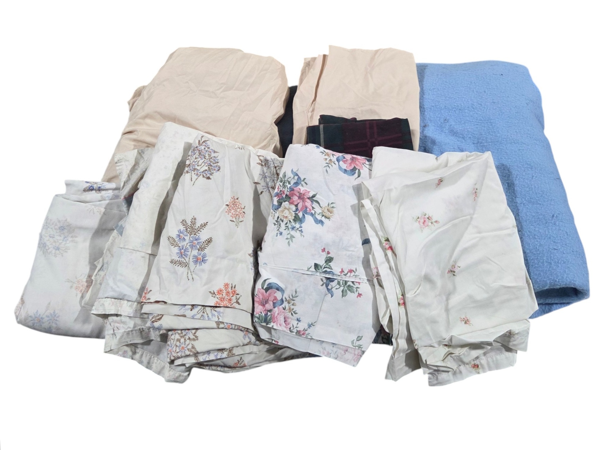 Bedding Lot 5 Flat Sheets, 1 Fitted Sheet, 2 Pillowcases & Heated Blanket No Cord