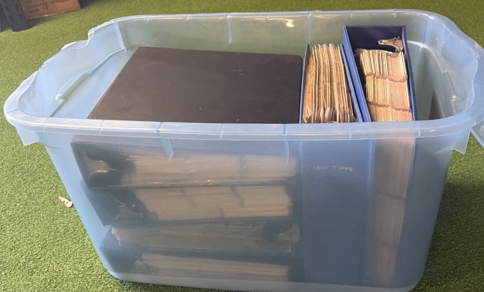 6 VERY LARGE BINDERS in a Bin - Incomplete Sets & Commons Mix of MLB Pick UP ONLY