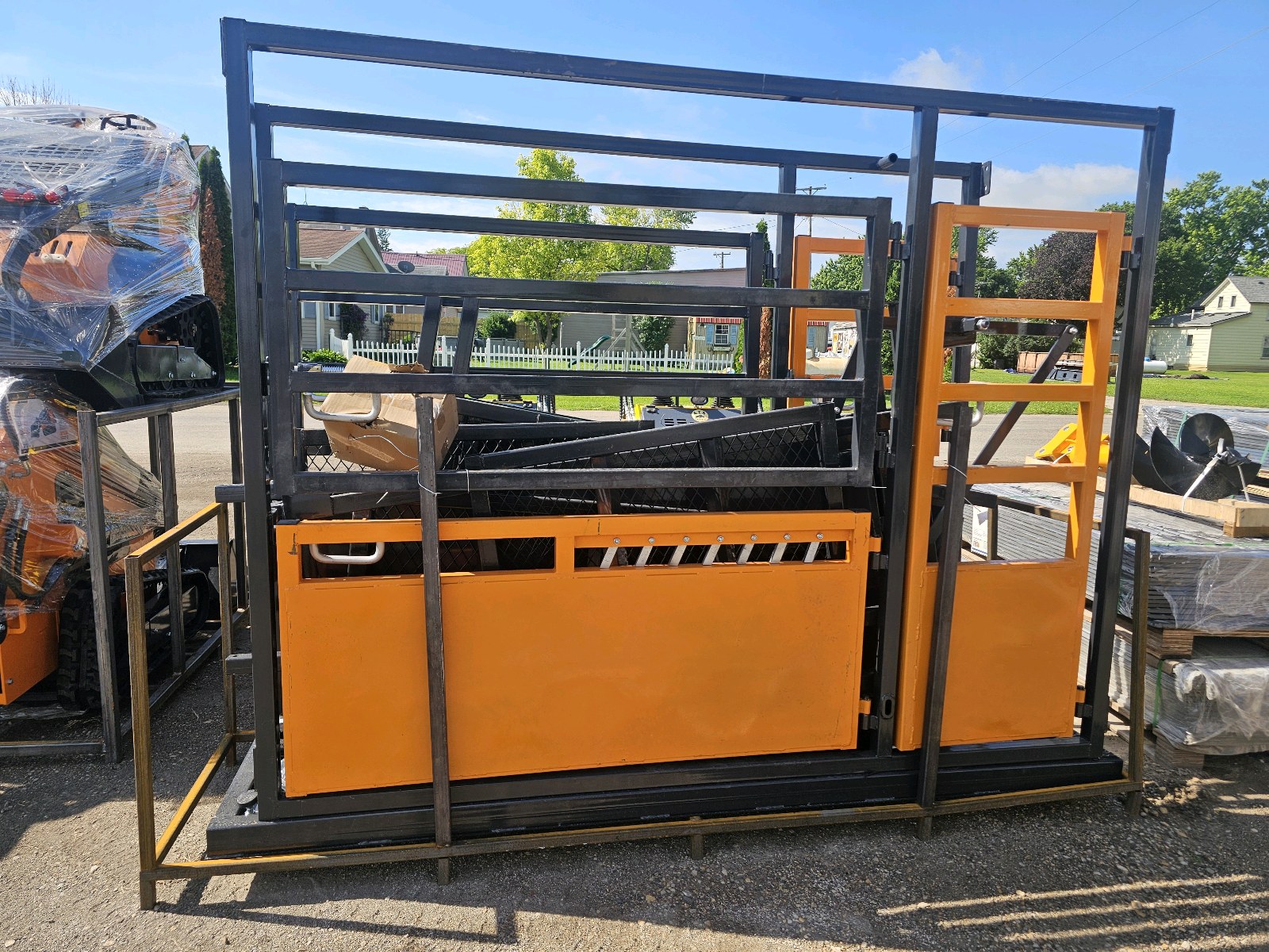 Unused 2026 LandHonor 10 Cattle Squeeze Chute LHR-CSC10
