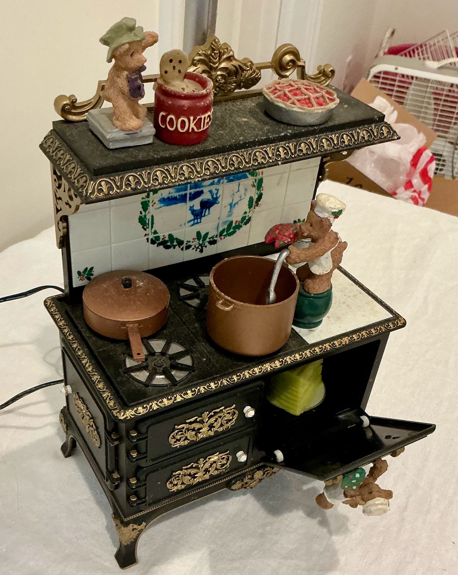 Collectable Resin Miniature Christmas doll house stove, music box, articulated&nbsp