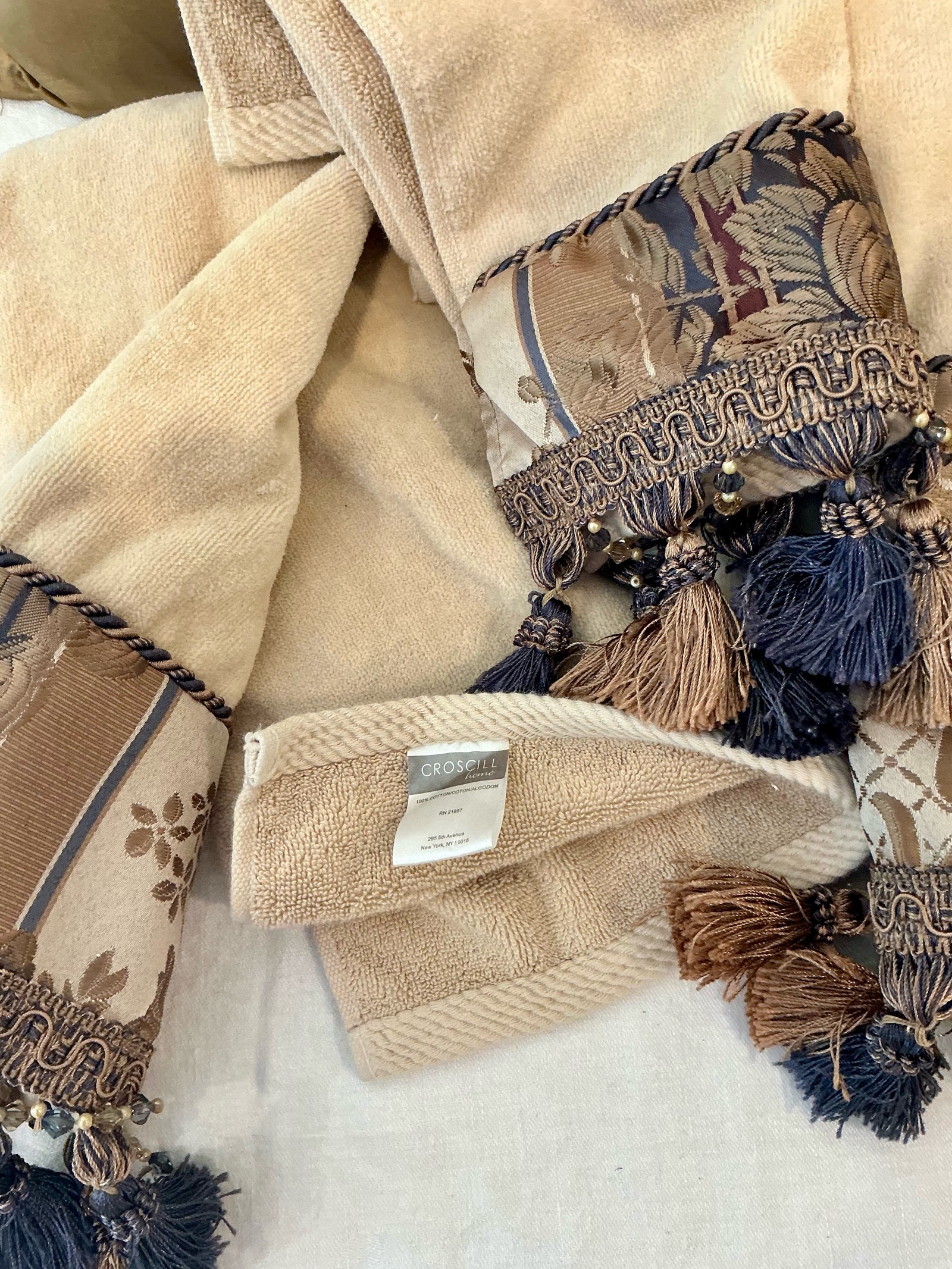 Bathroom Towels, Mora Blanket and pillow group