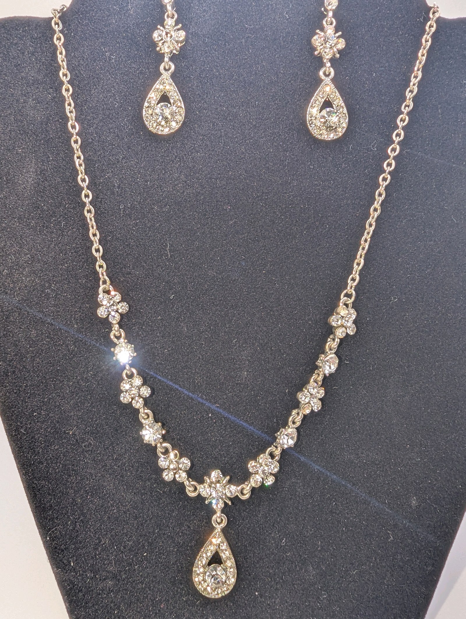 Bridal jewelry set,floral-inspired motifs and sparkling CZ teardrop pendants