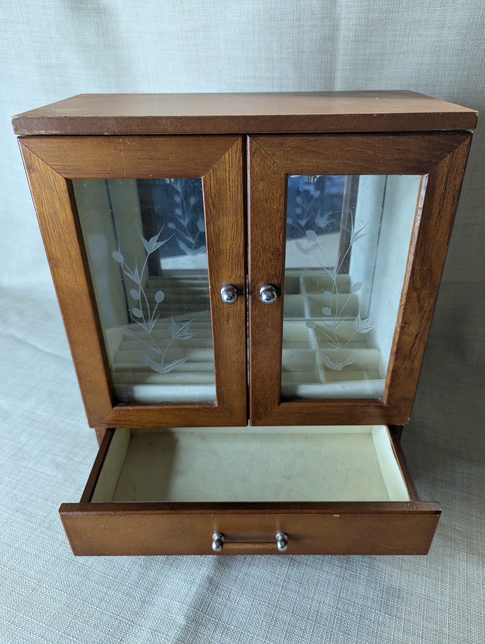 Vintage wooden jewelry box, floral etching