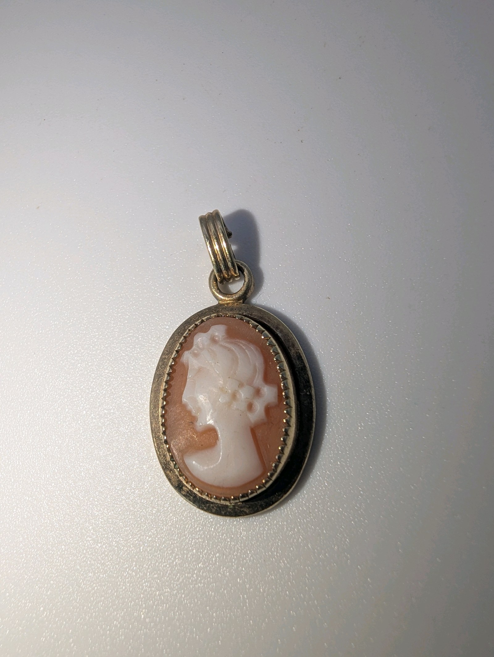 Vintage Cameo Pendant-Carved Shell, 120 12KGF