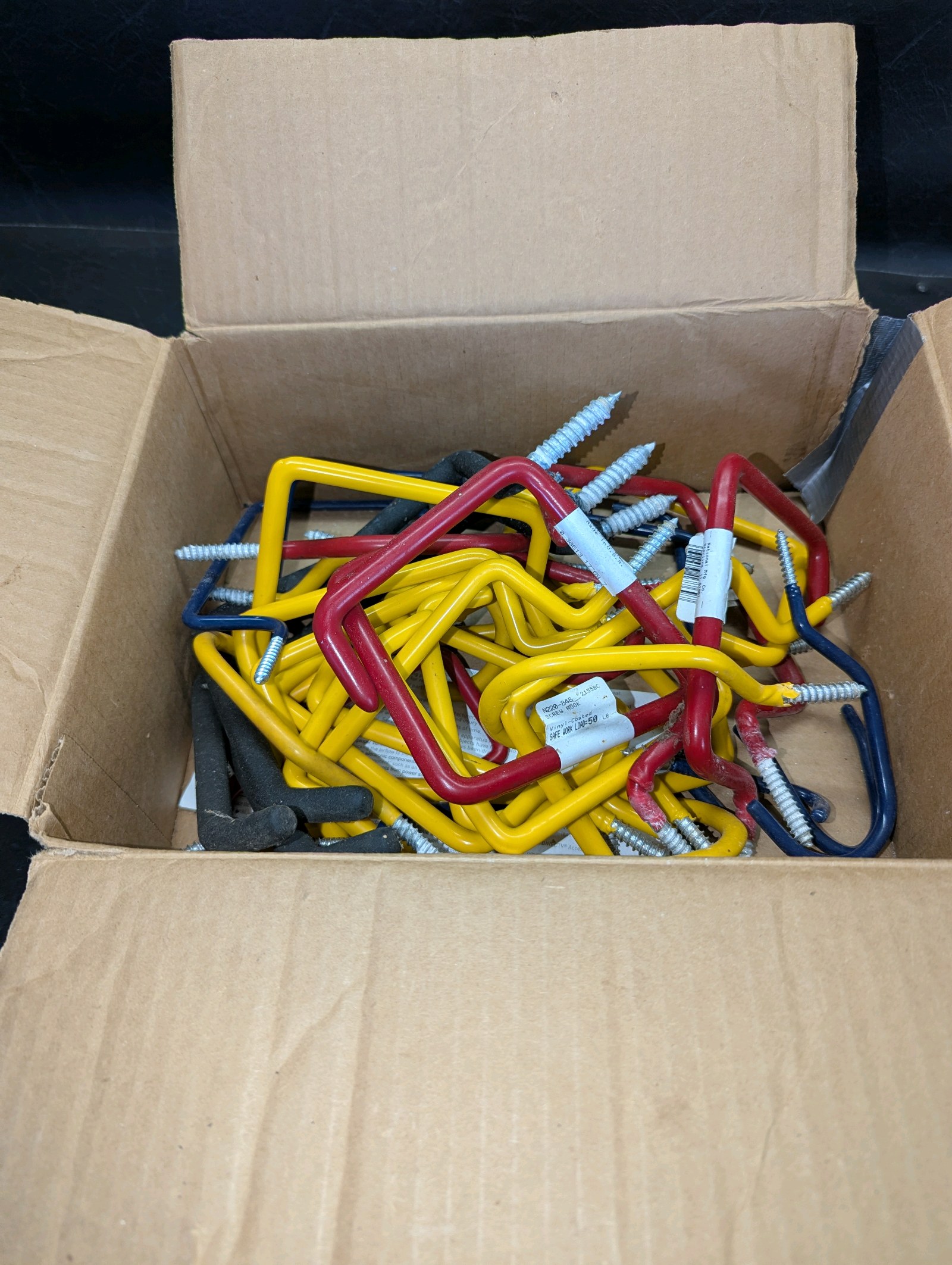 Box of rubber-coated screw-in hooksfor garageshop
