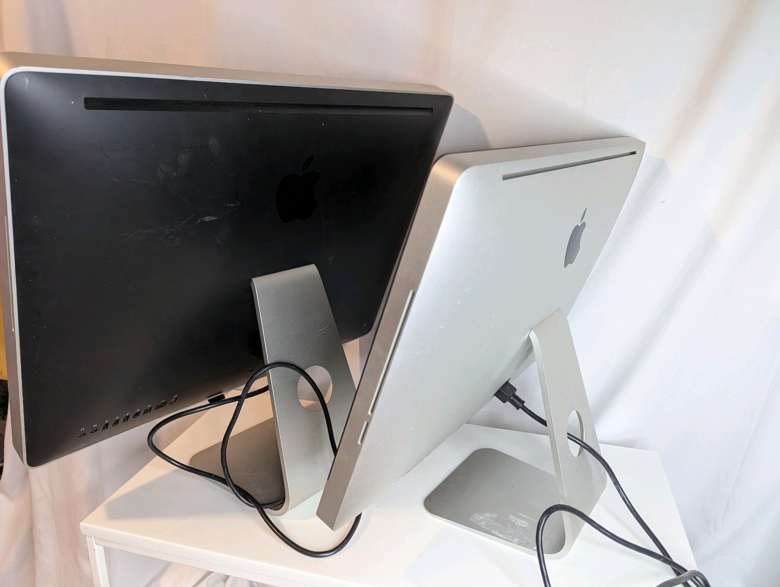 (2) Apple iMac all-in-one desktop computers- Repairparts