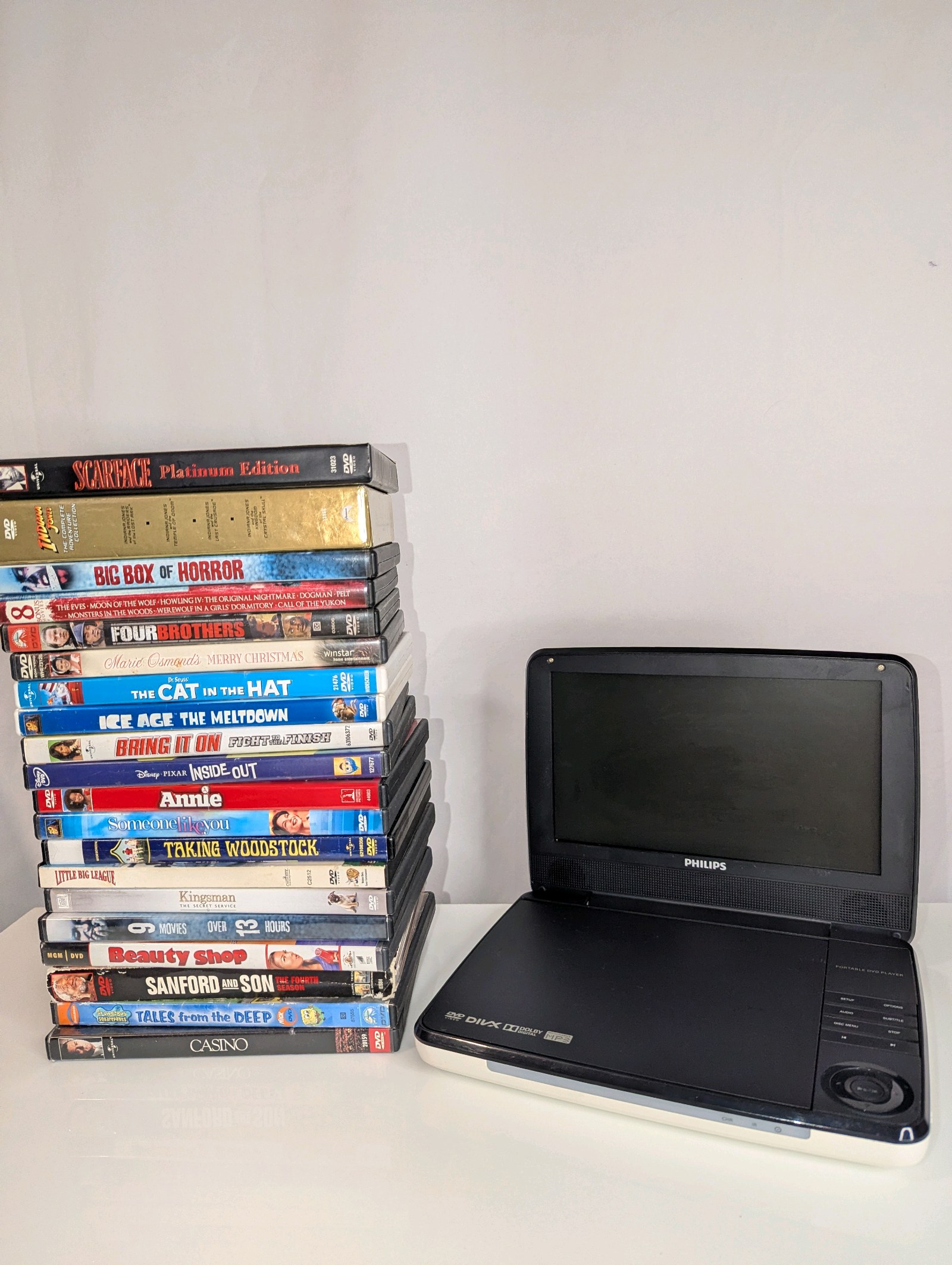 Philips PET74137 portable DVD player with DVD movie Lot